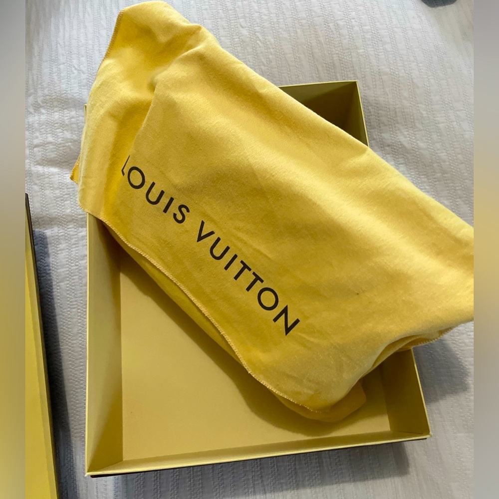 Louis Vuitton Limited Edition LV twist